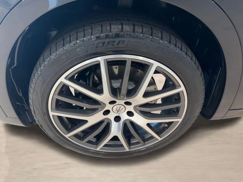 2022 Maserati Levante - Image 9 of 18