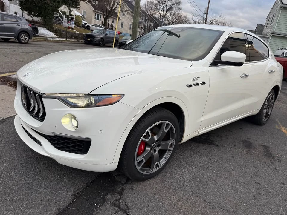 2022 Maserati Levante - Image 2 of 11