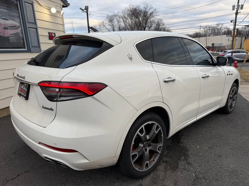 2022 Maserati Levante - Image 5 of 11