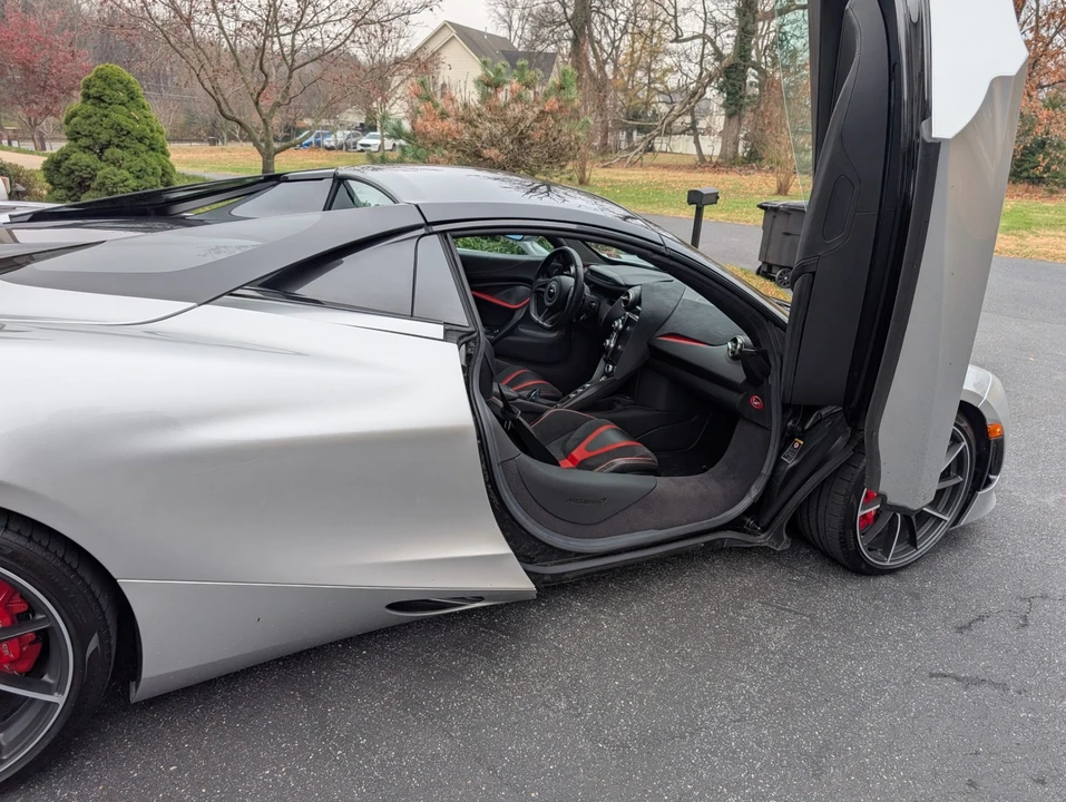 2022 McLaren 720S - Image 17 of 21