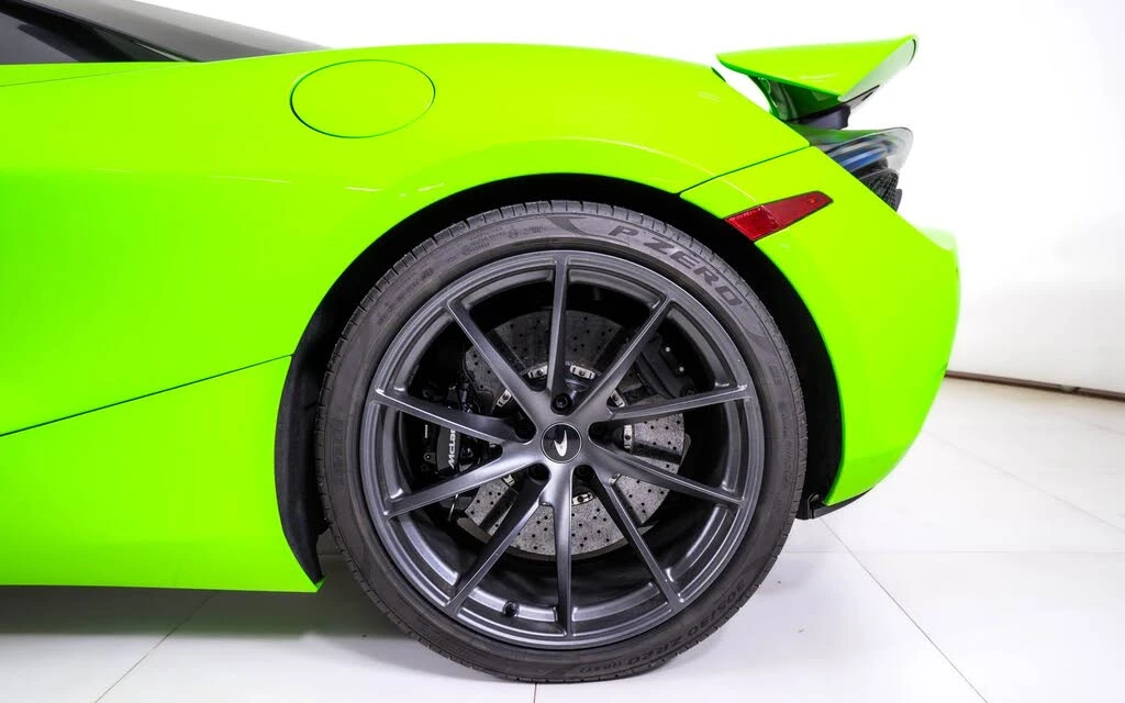 2022 McLaren 720S Spider - Image 16 of 28