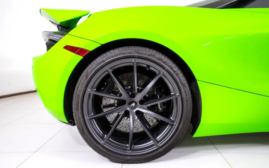 2022 McLaren 720S Spider - Image 17 of 28