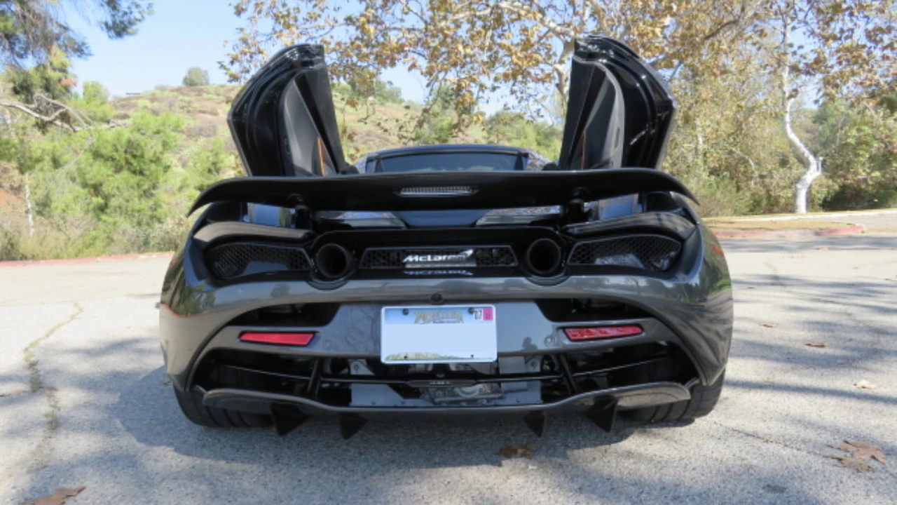 2022 McLaren 720S Spider - Image 18 of 27