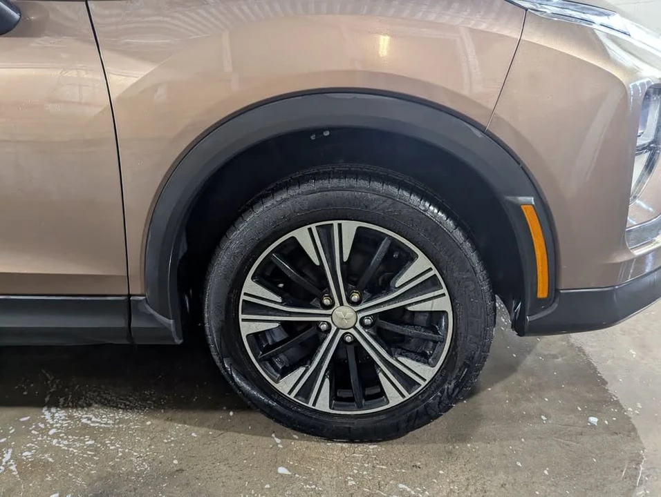 2022 Mitsubishi Eclipse Cross - Image 4 of 17