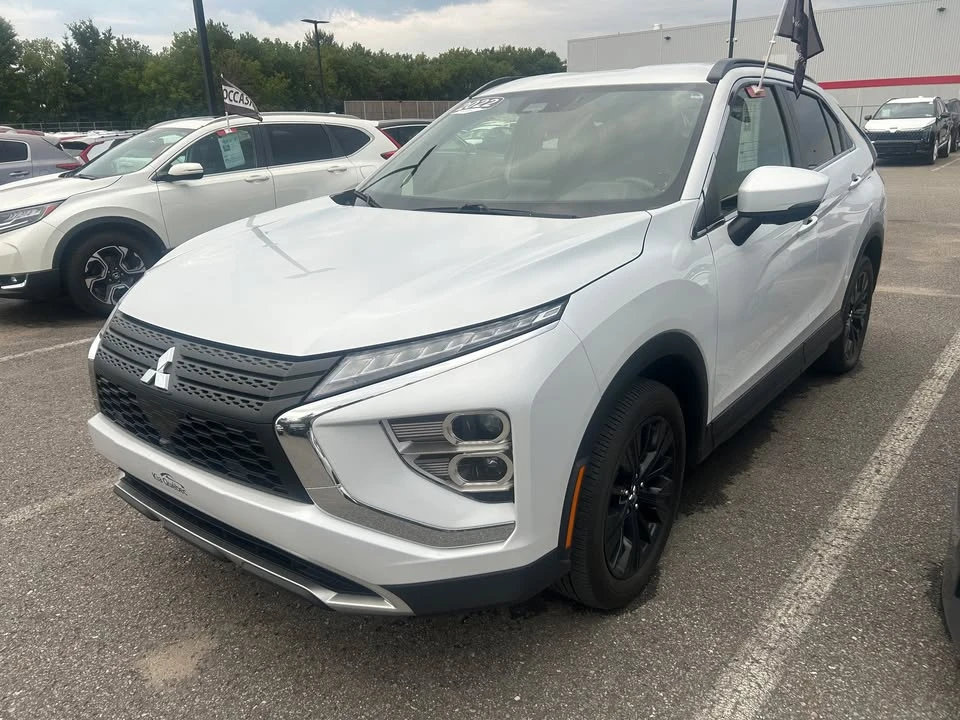 2022 Mitsubishi Eclipse Cross - Image 2 of 17
