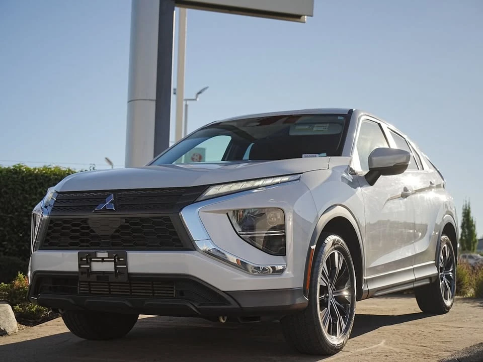 2022 Mitsubishi Eclipse Cross - Image 2 of 20