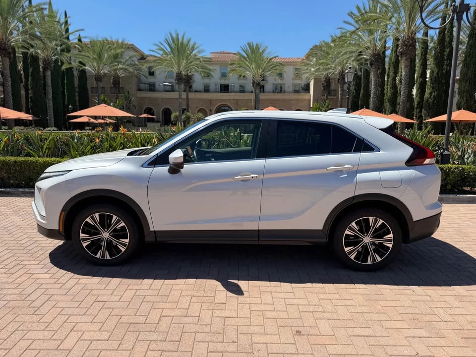 2022 Mitsubishi Eclipse Cross - Image 4 of 19