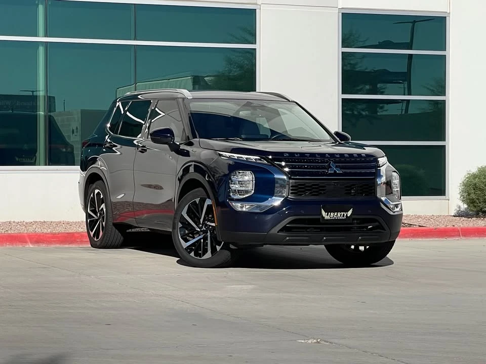 2022 Mitsubishi Outlander - Image 2 of 20