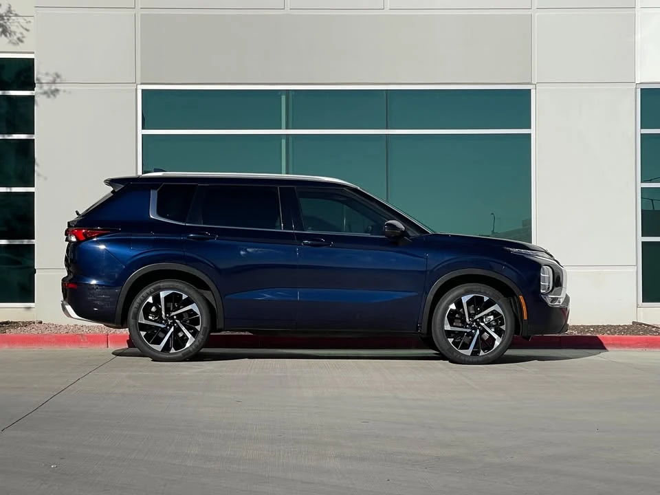 2022 Mitsubishi Outlander - Image 5 of 20