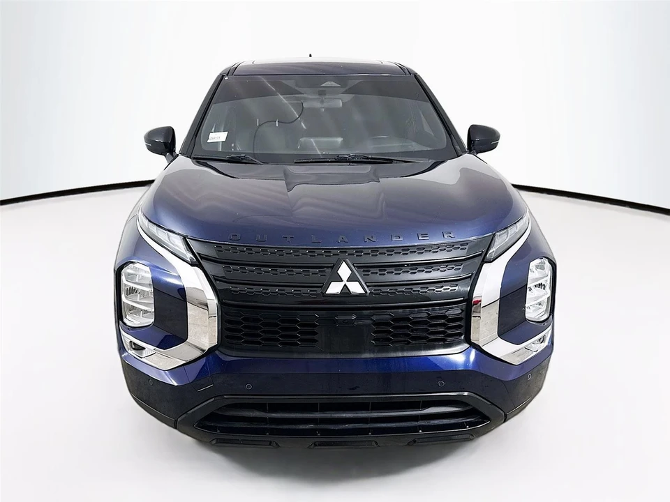 2022 Mitsubishi Outlander - Image 2 of 21