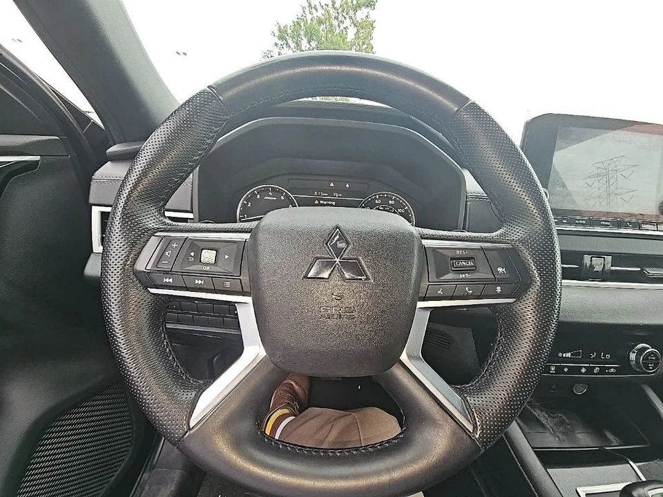 2022 Mitsubishi Outlander - Image 10 of 12
