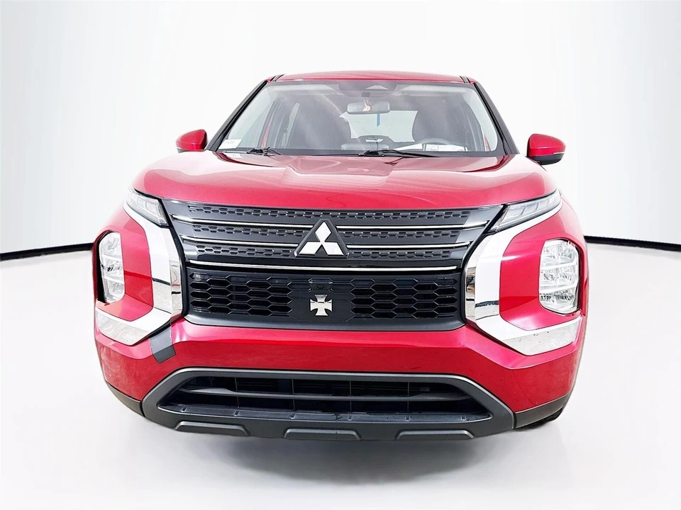 2022 Mitsubishi Outlander - Image 2 of 15