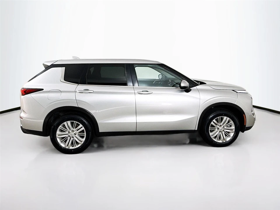2022 Mitsubishi Outlander - Image 8 of 21