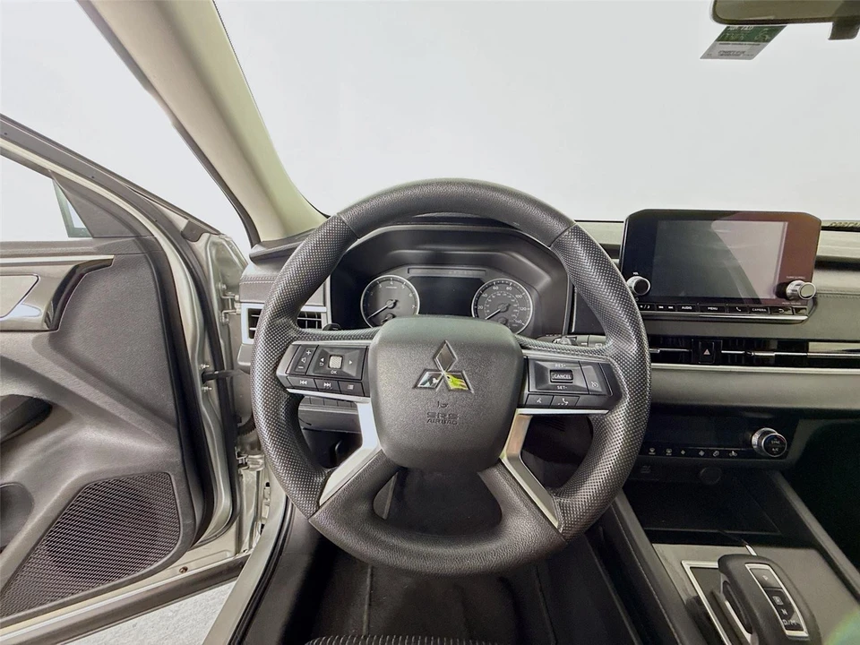 2022 Mitsubishi Outlander - Image 8 of 14