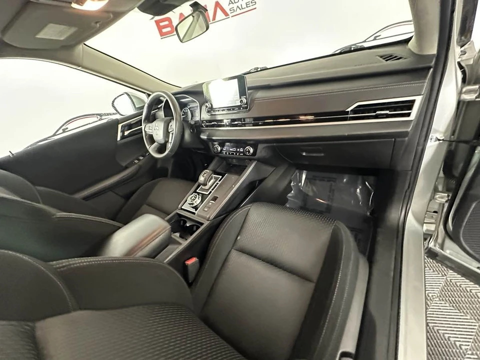2022 Mitsubishi Outlander - Image 21 of 21