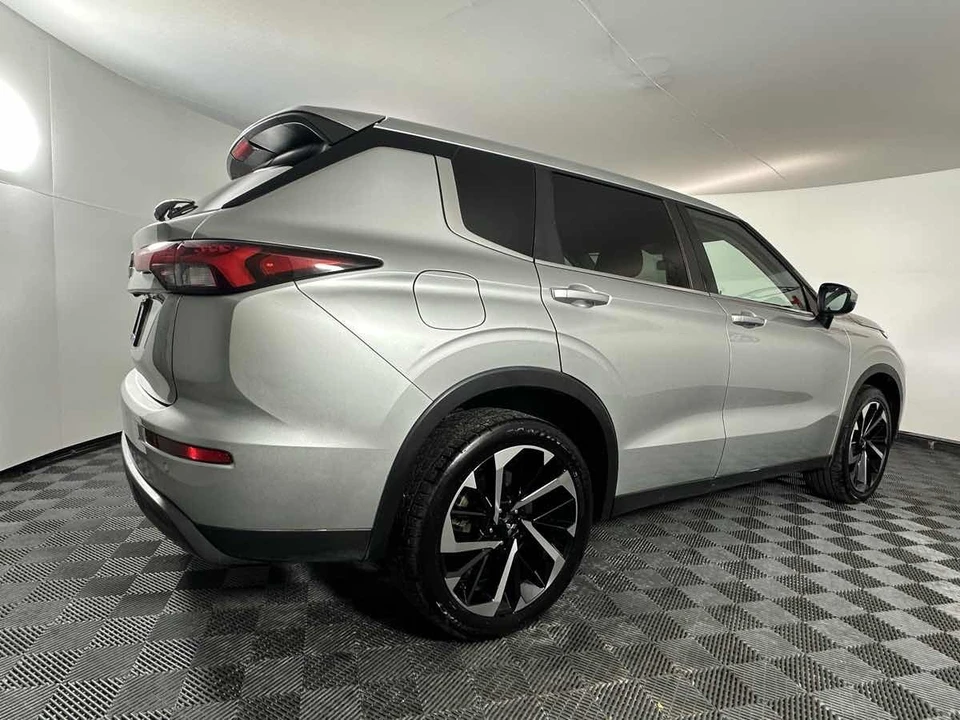 2022 Mitsubishi Outlander - Image 9 of 21