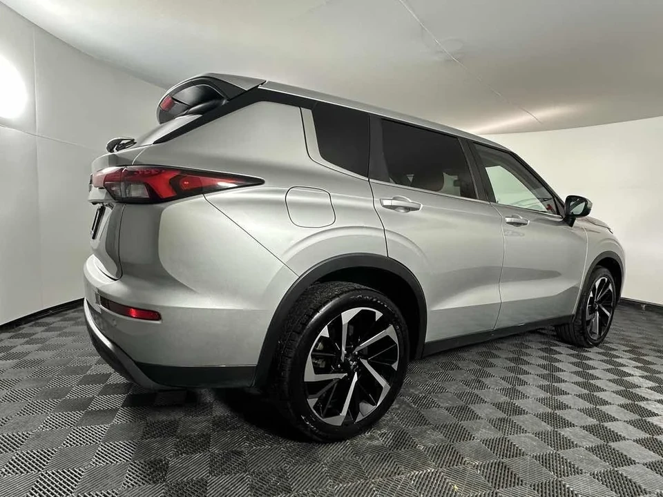 2022 Mitsubishi Outlander - Image 9 of 21