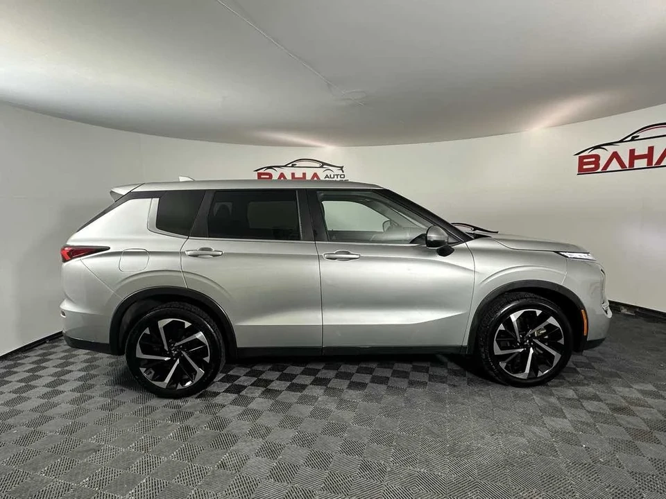 2022 Mitsubishi Outlander - Image 10 of 21