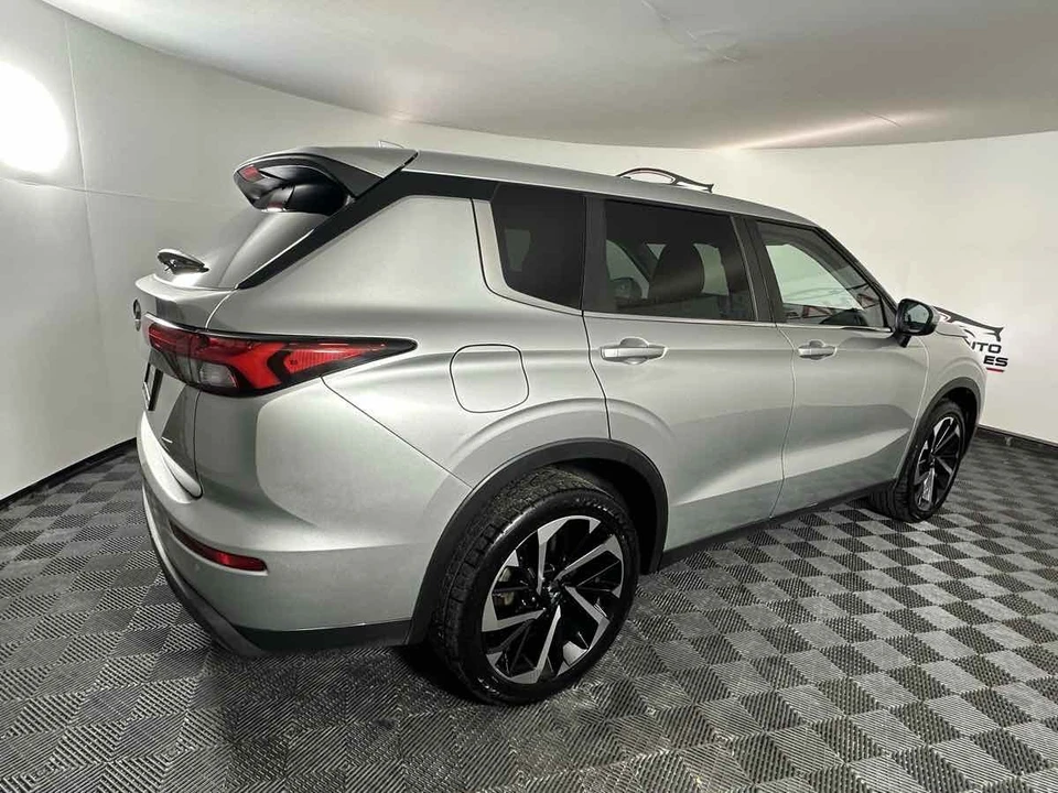 2022 Mitsubishi Outlander - Image 8 of 21