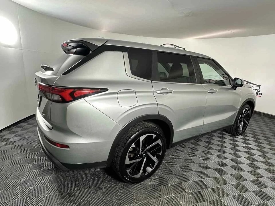 2022 Mitsubishi Outlander - Image 8 of 21