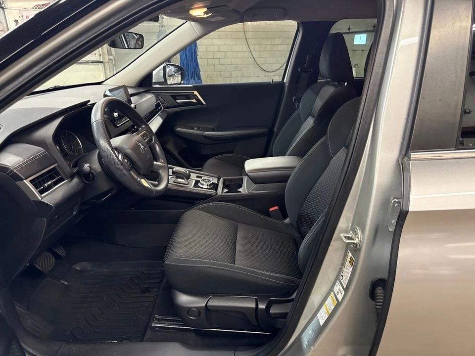 2022 Mitsubishi Outlander - Image 9 of 12