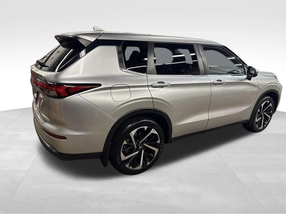 2022 Mitsubishi Outlander - Image 5 of 12