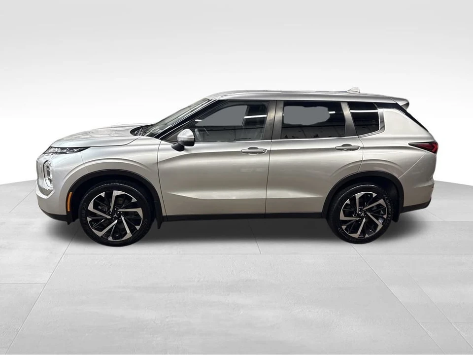 2022 Mitsubishi Outlander - Image 2 of 12