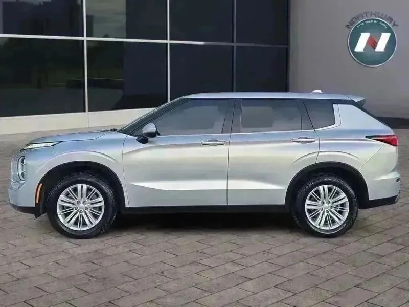 2022 Mitsubishi Outlander - Image 2 of 12