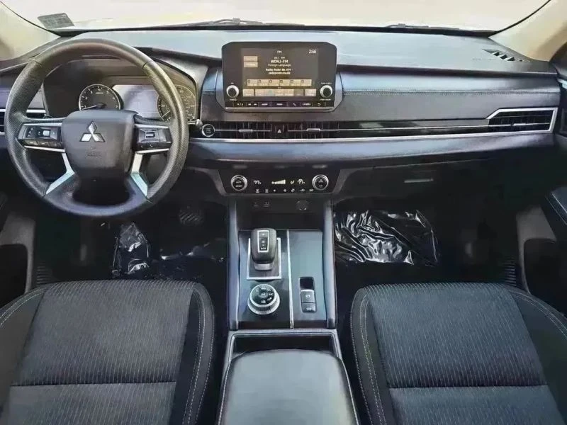 2022 Mitsubishi Outlander - Image 10 of 12