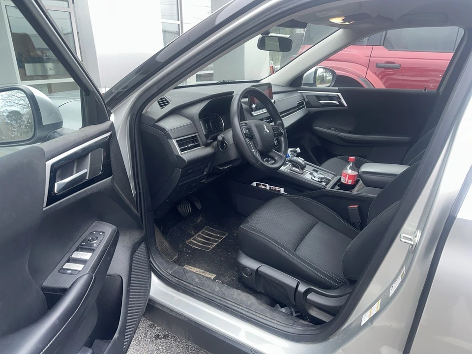 2022 Mitsubishi Outlander - Image 5 of 10