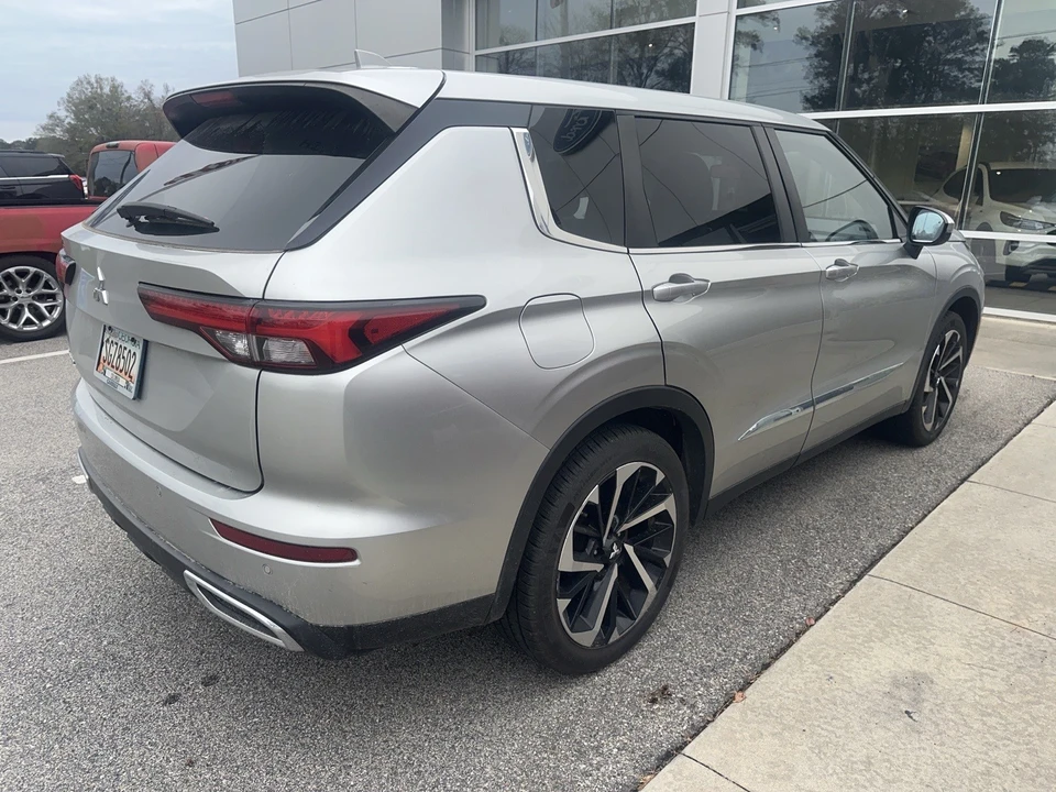 2022 Mitsubishi Outlander - Image 4 of 10
