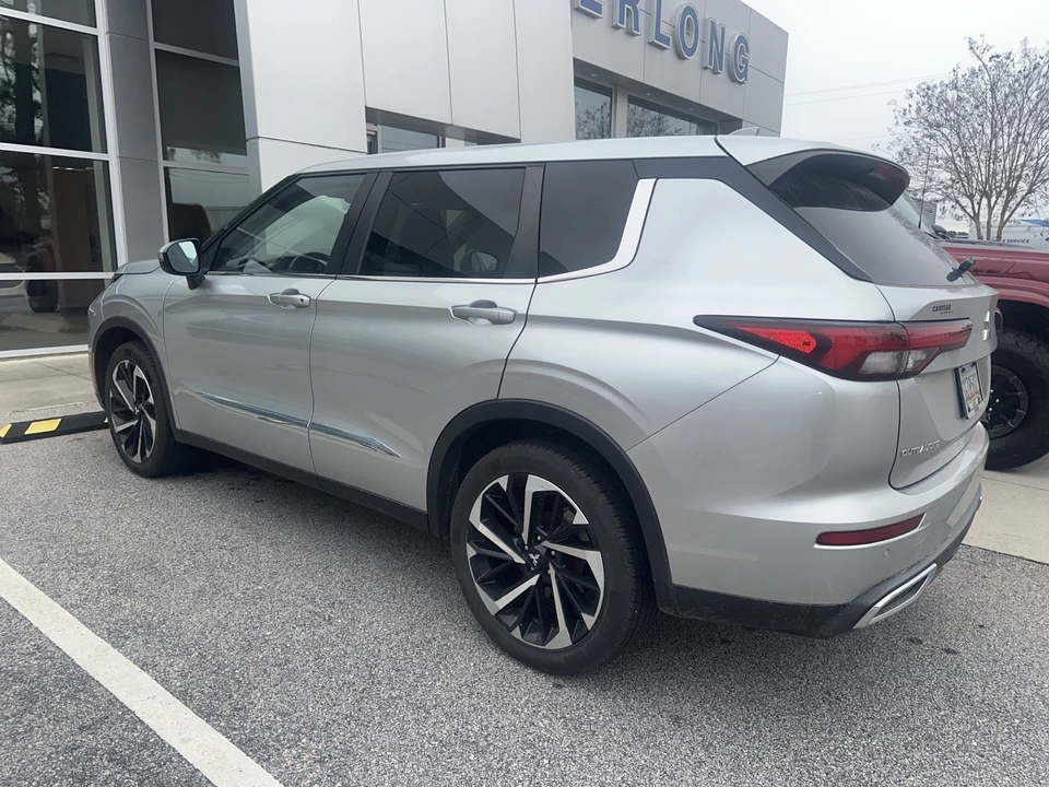 2022 Mitsubishi Outlander - Image 3 of 10