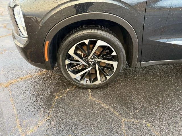 2022 Mitsubishi Outlander - Image 2 of 21