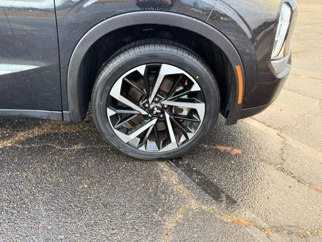2022 Mitsubishi Outlander - Image 15 of 21