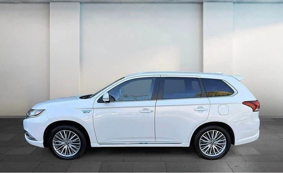 2022 Mitsubishi Outlander - Image 3 of 7