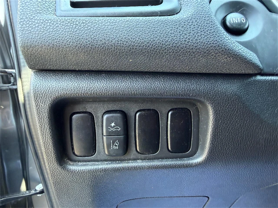 2022 Mitsubishi Outlander - Image 27 of 31