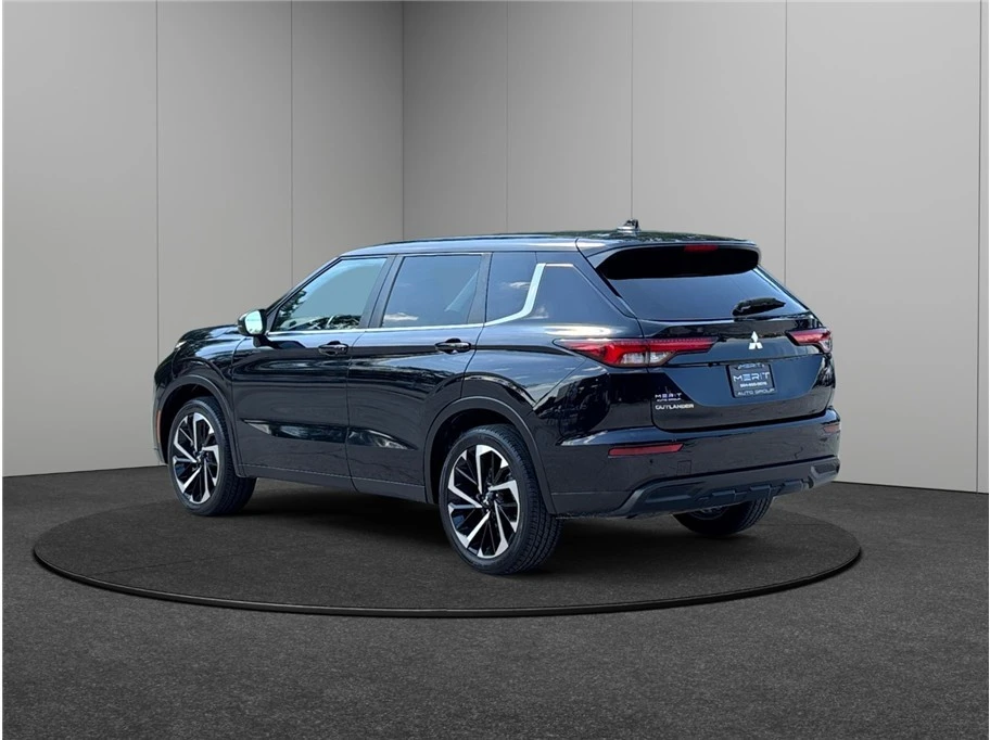 2022 Mitsubishi Outlander - Image 7 of 21