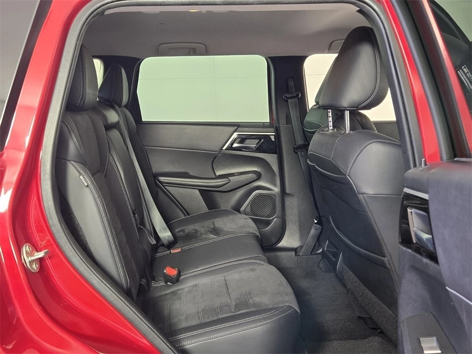 2022 Mitsubishi Outlander - Image 13 of 21
