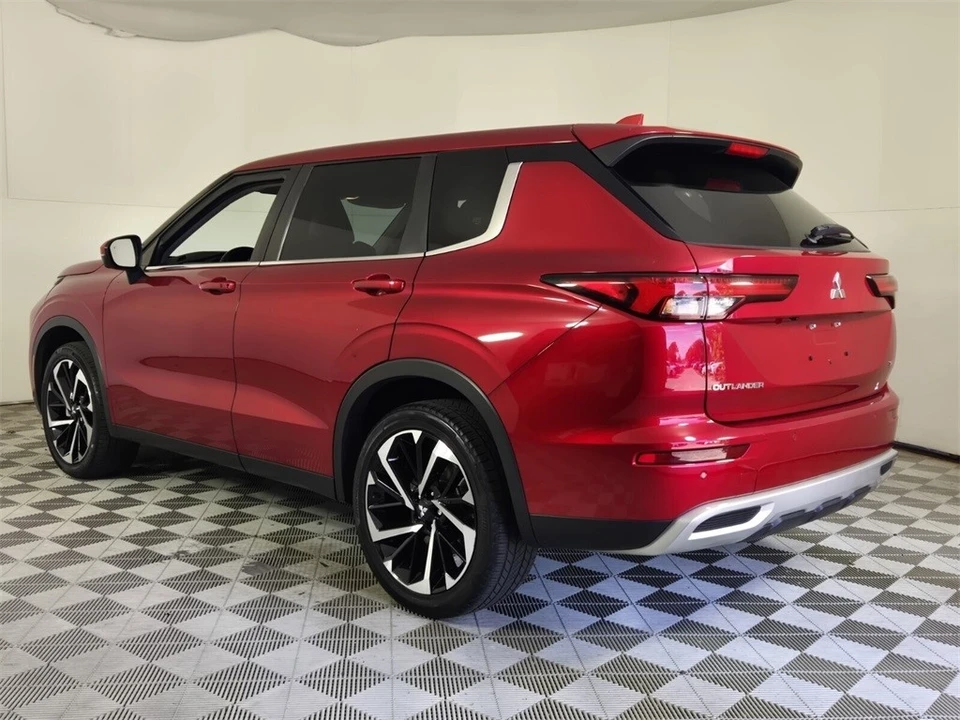 2022 Mitsubishi Outlander - Image 10 of 12