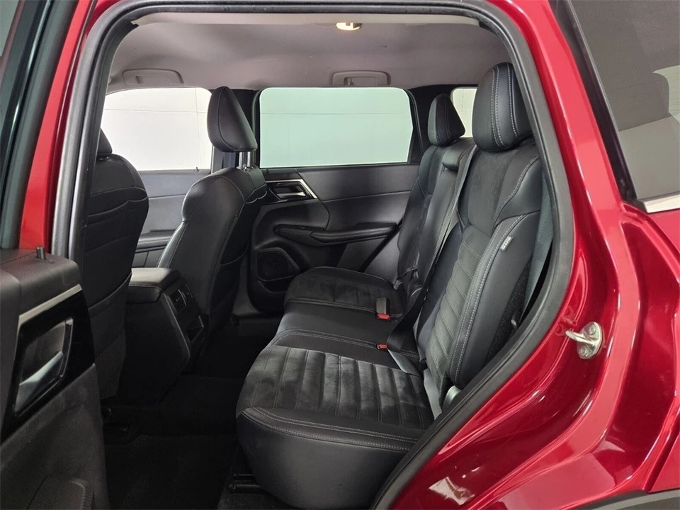 2022 Mitsubishi Outlander - Image 8 of 12