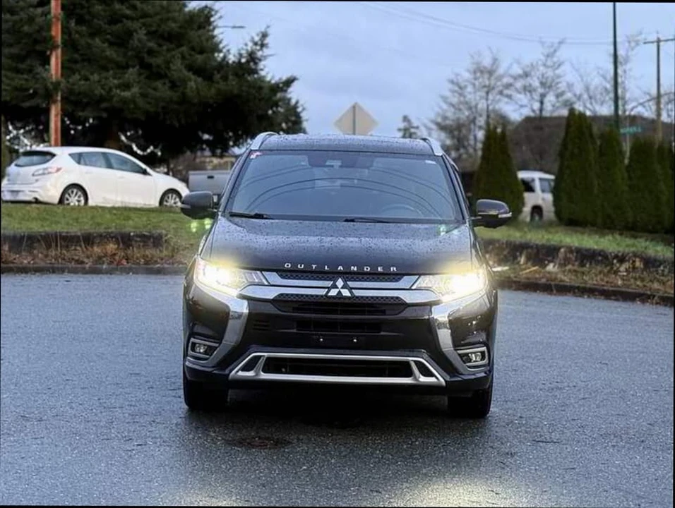 2022 Mitsubishi Outlander - Image 2 of 19