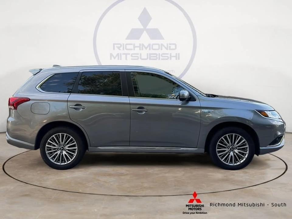 2022 Mitsubishi Outlander - Image 2 of 11