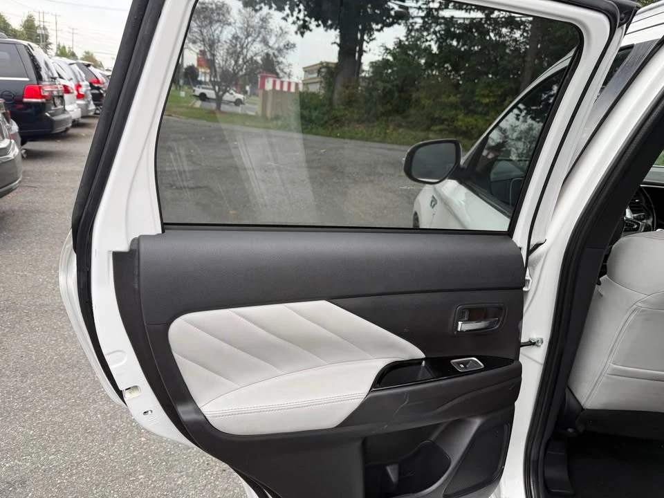 2022 Mitsubishi Outlander - Image 15 of 19