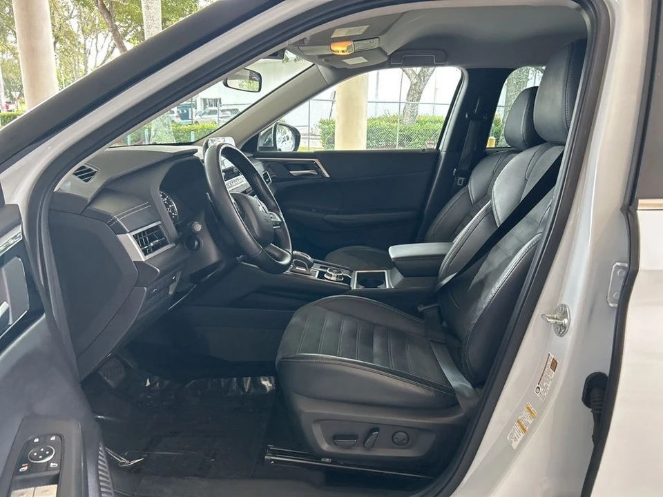 2022 Mitsubishi Outlander - Image 5 of 12