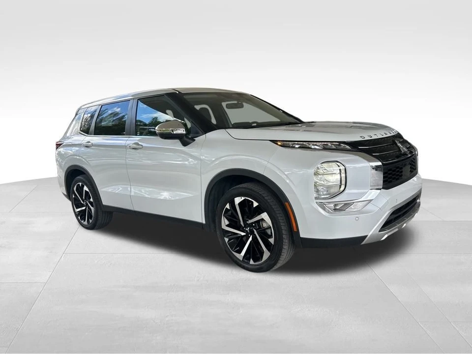 2022 Mitsubishi Outlander - Image 2 of 12