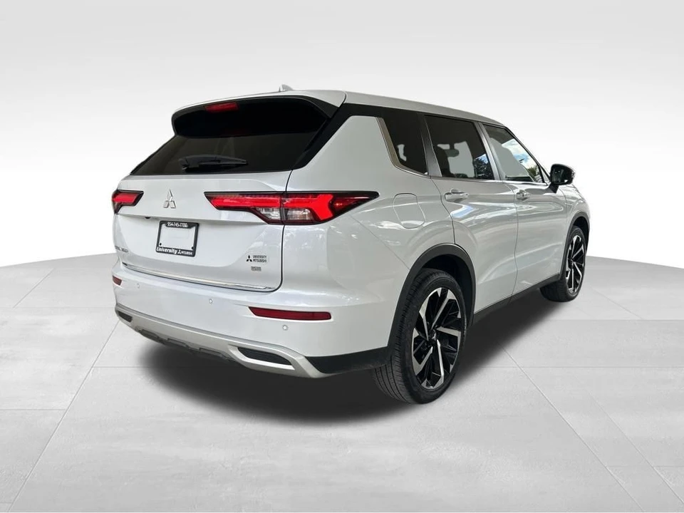 2022 Mitsubishi Outlander - Image 3 of 12