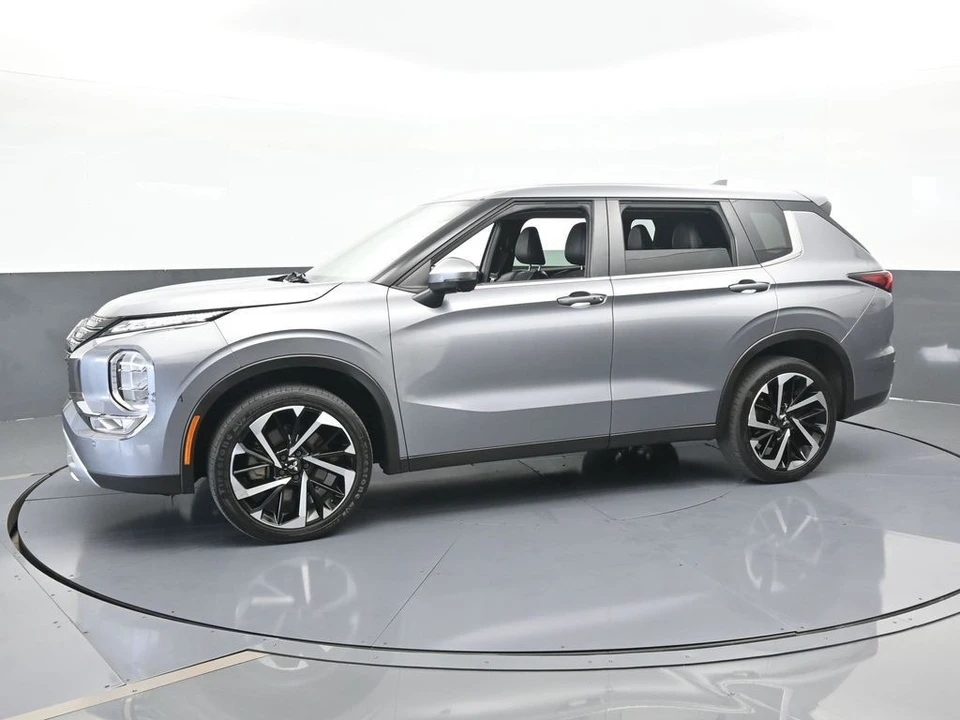 2022 Mitsubishi Outlander - Image 2 of 12