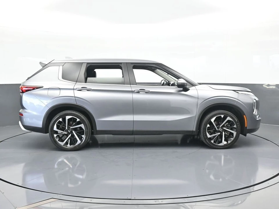 2022 Mitsubishi Outlander - Image 7 of 12