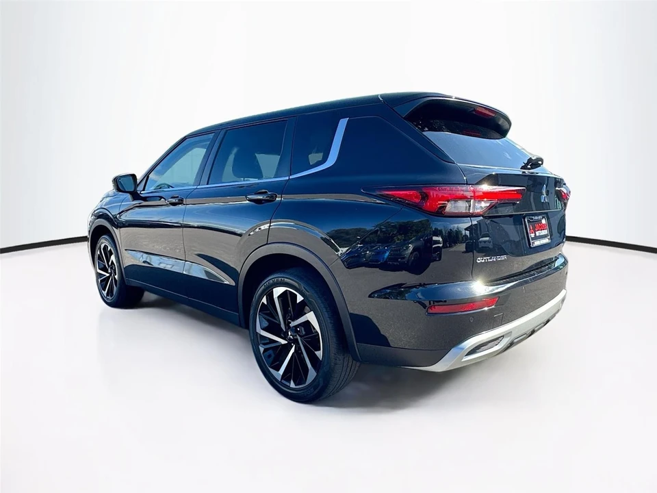 2022 Mitsubishi Outlander - Image 5 of 14