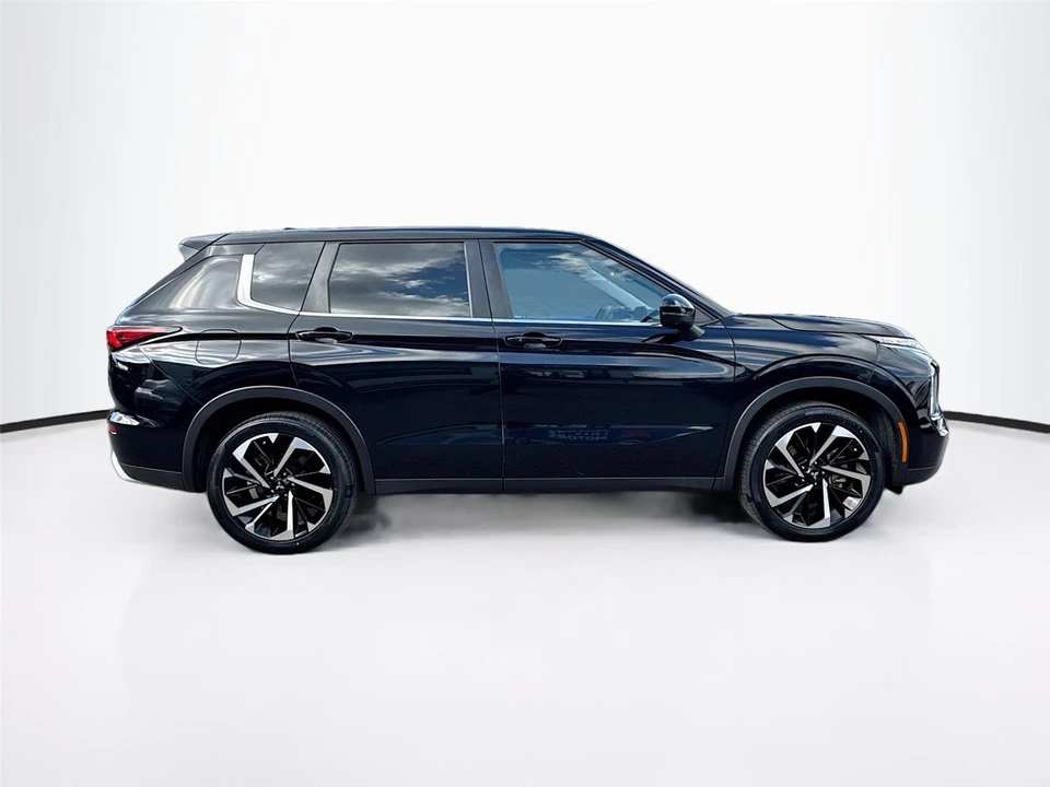 2022 Mitsubishi Outlander - Image 8 of 21